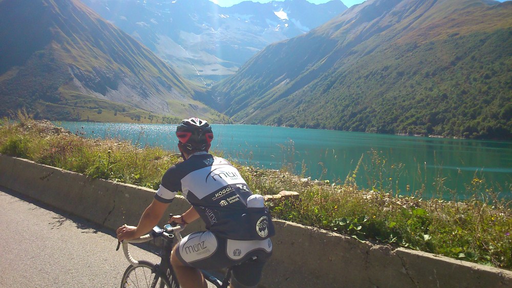Marcel schaut sich den Stausee an, nur noch wenige Kilometer zum Col du Glandon