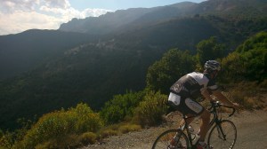 Adrian entlang des Hangs. Die eigentliche Route führt durch das Tal, dafür waren wir aber schon zu weit vom Anschluss entfernt!