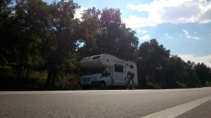 Am liebsten tritt er dicke Gänge auf der geraden. Unser Adrian, hier in Richtung Bastia!