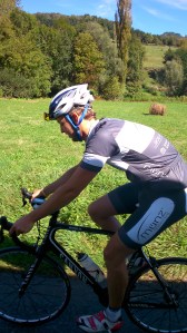 Adrian kurvt über den Asphalt - inkl. Rollsplitt