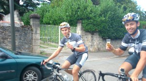 Fabian und Adrian - mit Sektglas zum Abschluss