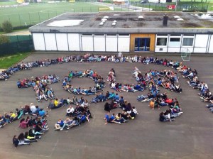 Schüler der Theodor-Heuss-Realschule Wirges. Ein Gruß an Tour 3333! Super Aktion, die uns in Frankreich nochmals gepusht hat!