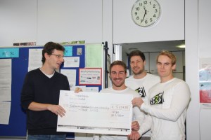 Thomas Quirmbach, Lehrer an der Theodor-Heuss-Realschule Wirges, übergibt Tour 3333 den Spendenscheck