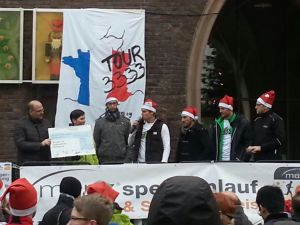 Frau Margit Seinsche und Herr Margit Vogt nehmen für das Kinder- & Jugendheim den Scheck über € 10.333 ,- entgegen